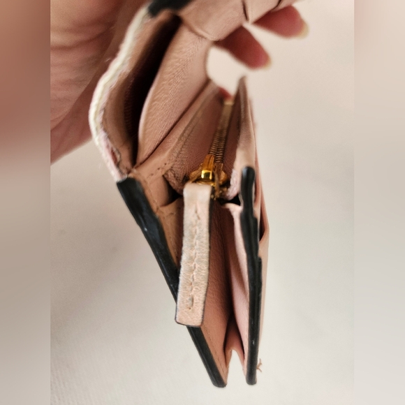 Gucci Limited Edition Cupcake Compact Wallet - Picture 16 of 16